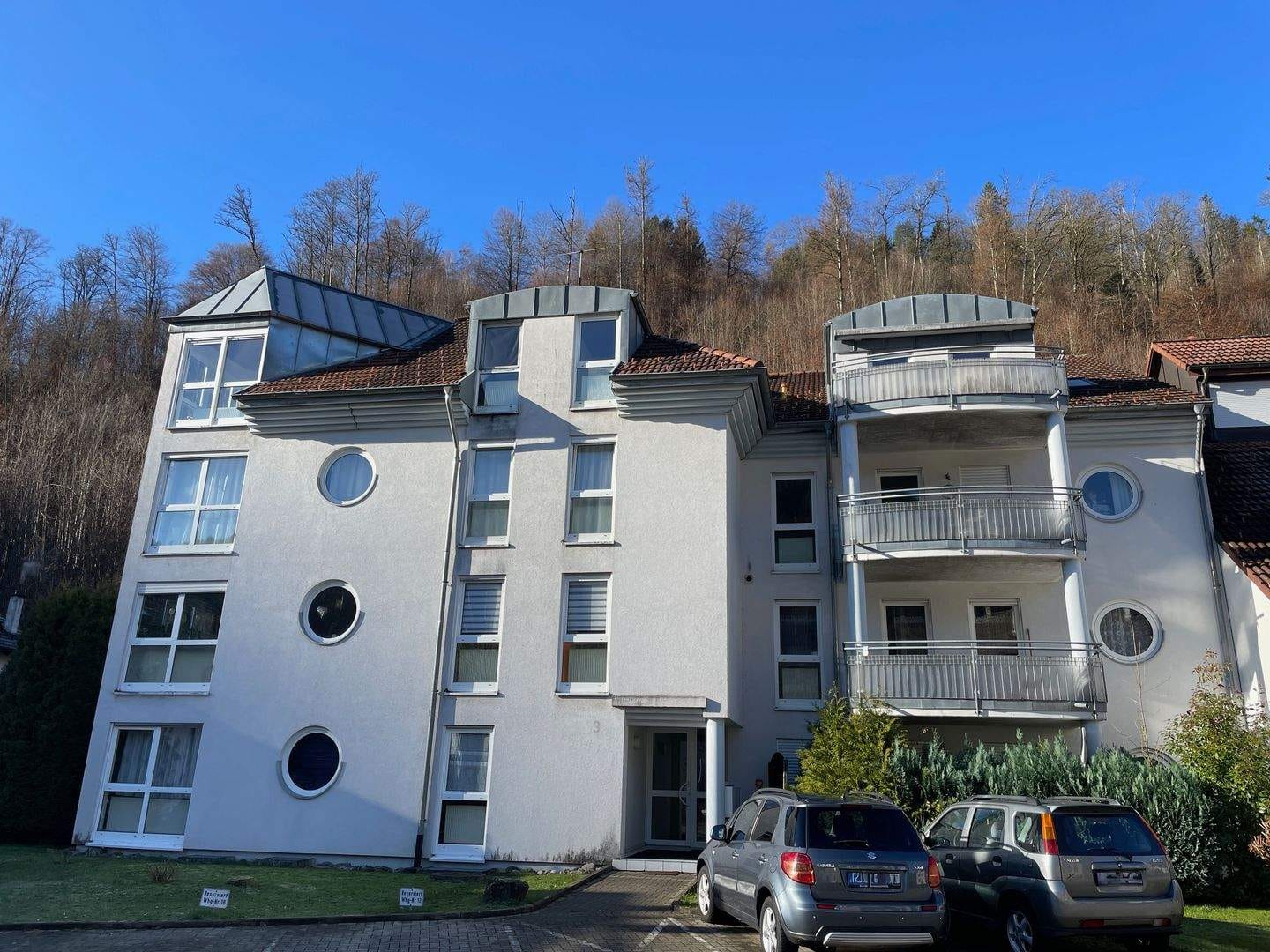 Immobilie in Zell im Wiesental - 2-Zimmer-Dachgeschosswohnung mit großem Balkon, Einbauküche, ausgebautem Dachspitz und Pkw-Stellplatz im Freien - Bild 1