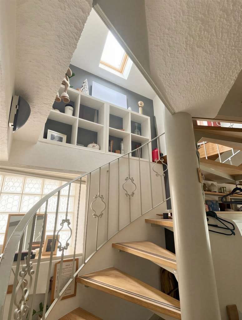 Immobilie in Mühlhausen - Ein Zuhause voller Möglichkeiten am Waldrand – 5,5 Zimmer in Mühlhausen - Bild 4