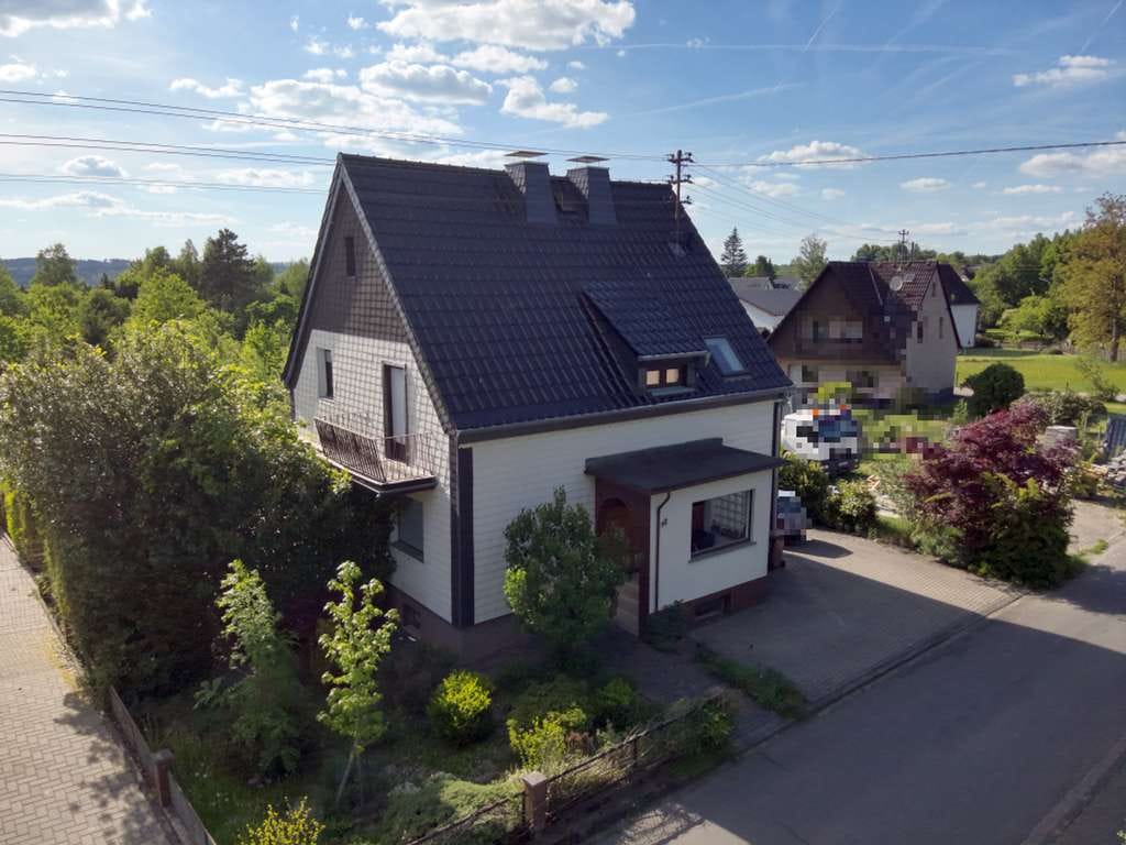 Immobilie in Weyerbusch - Einfamilienhaus mit Doppelgarage nahe dem Ortsrand - Bild 0