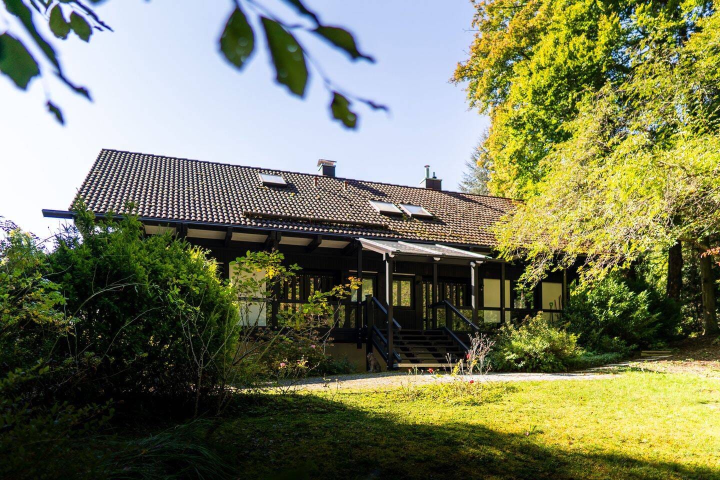 Immobilie in Feldafing - HUF Zweifamilienhaus auf ca. 2.300 m2 Grund in Feldafing - 8 Gehminuten zum See - Ortsrandlage - Bild 3