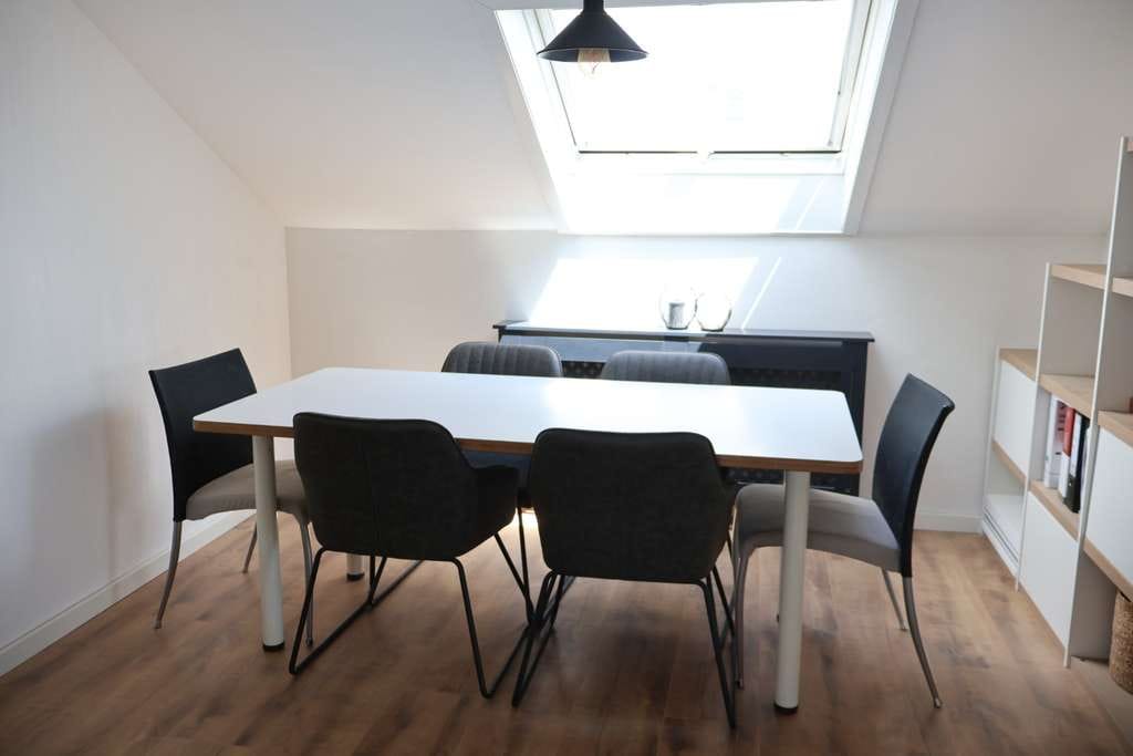 Immobilie in Rechberghausen - Lichtdurchflutete Dachgeschosswohnung mit Einzelgarage in ruhiger Sonnenberg-Lage – provisionsfrei - Bild 1