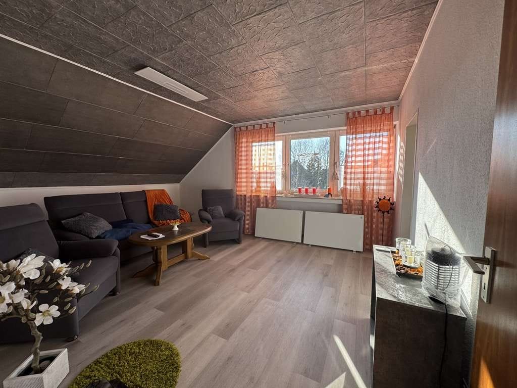 Immobilie in Dorsten - Gepflegte 2-Zimmer-Dachgeschosswohnung mit Stellplatz in ruhiger Lage von Rhade - Bild 0