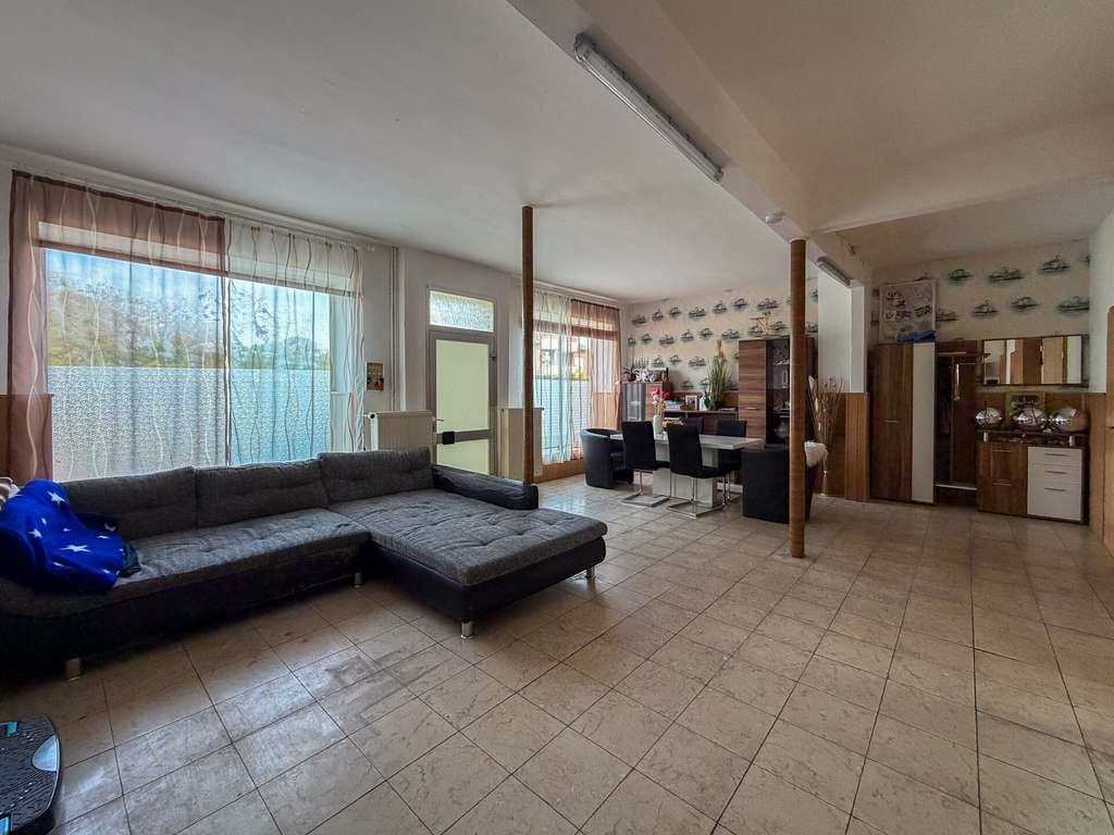 Immobilie in Heinsberg - Charmantes Reihenhaus mit Charakter & Potenzial · Innenhof, Terrasse, Garten & 2 Garagen - Bild 1