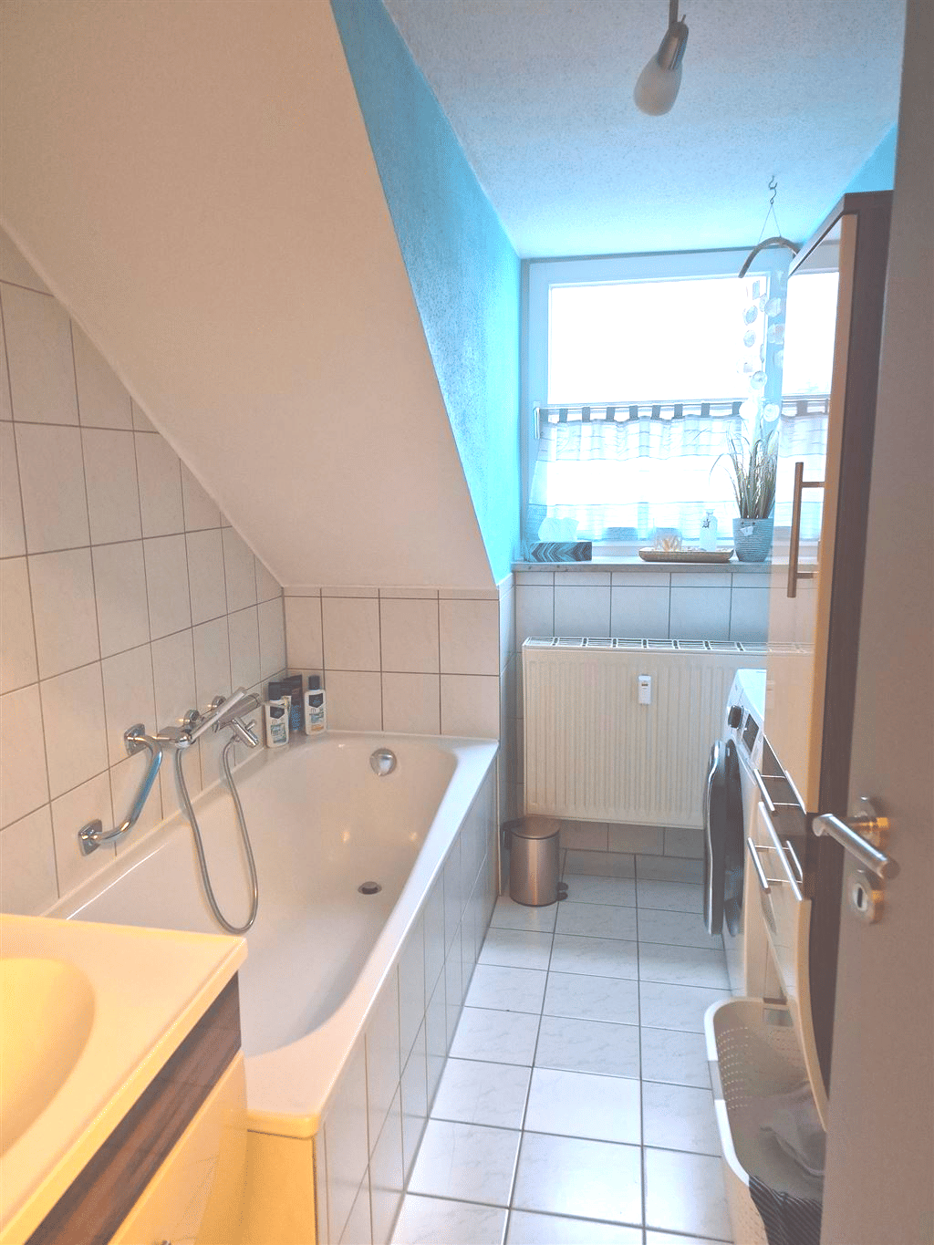 Immobilie in Eggenfelden - Schöne 4-Zi.-DG-WOHNUNG mit Balkon u. TG-Stellpl., Nähe Stadtplatz EGGENFELDEN (vermietet) - Bild 1