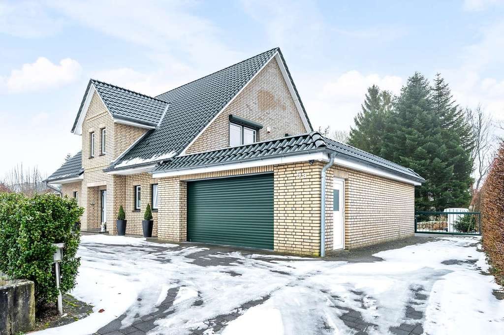 Immobilie in Fockbek - Großes und hochwertiges Einfamilienhaus mit Doppelgarage in gefragter Lage nahe des Fockbeker Sees - Bild 2
