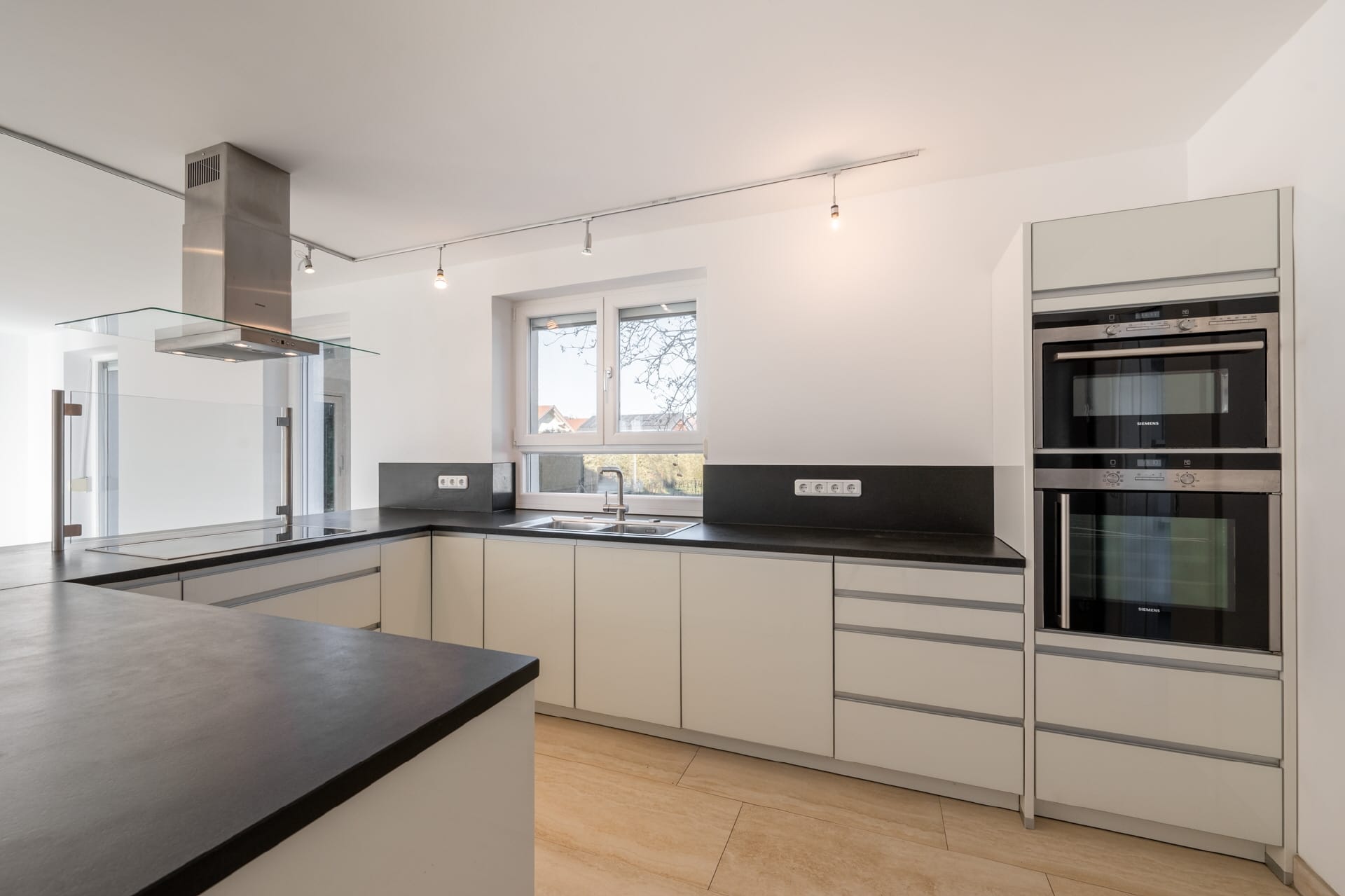 Immobilie in Raisting - AIGNER - Großzügiges Einfamilienhaus mit Einliegerwohnung und Bergblick in Raisting - Bild 1