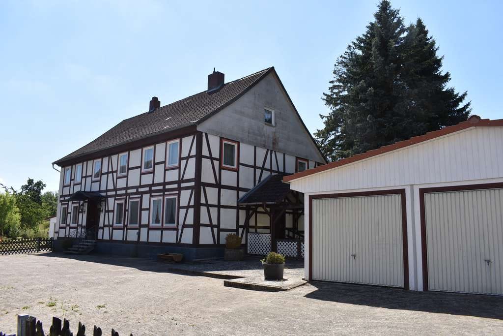 Immobilie in Moringen - Repräsentatives Landhaus mit 1,2ha Weidefläche und Scheune - Bild 0