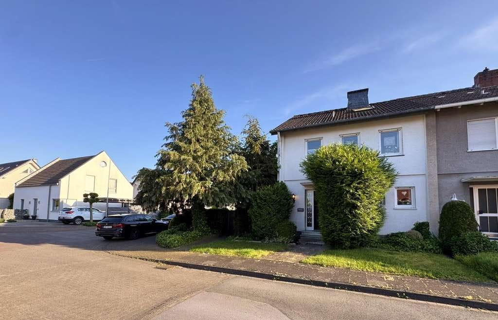 Immobilie in Rheda-Wiedenbrück - Zwischen Feldrand & gewachsener Wohnlage – Familienhaus mit großem Südwestgarten und viel Potenzial - Bild 1