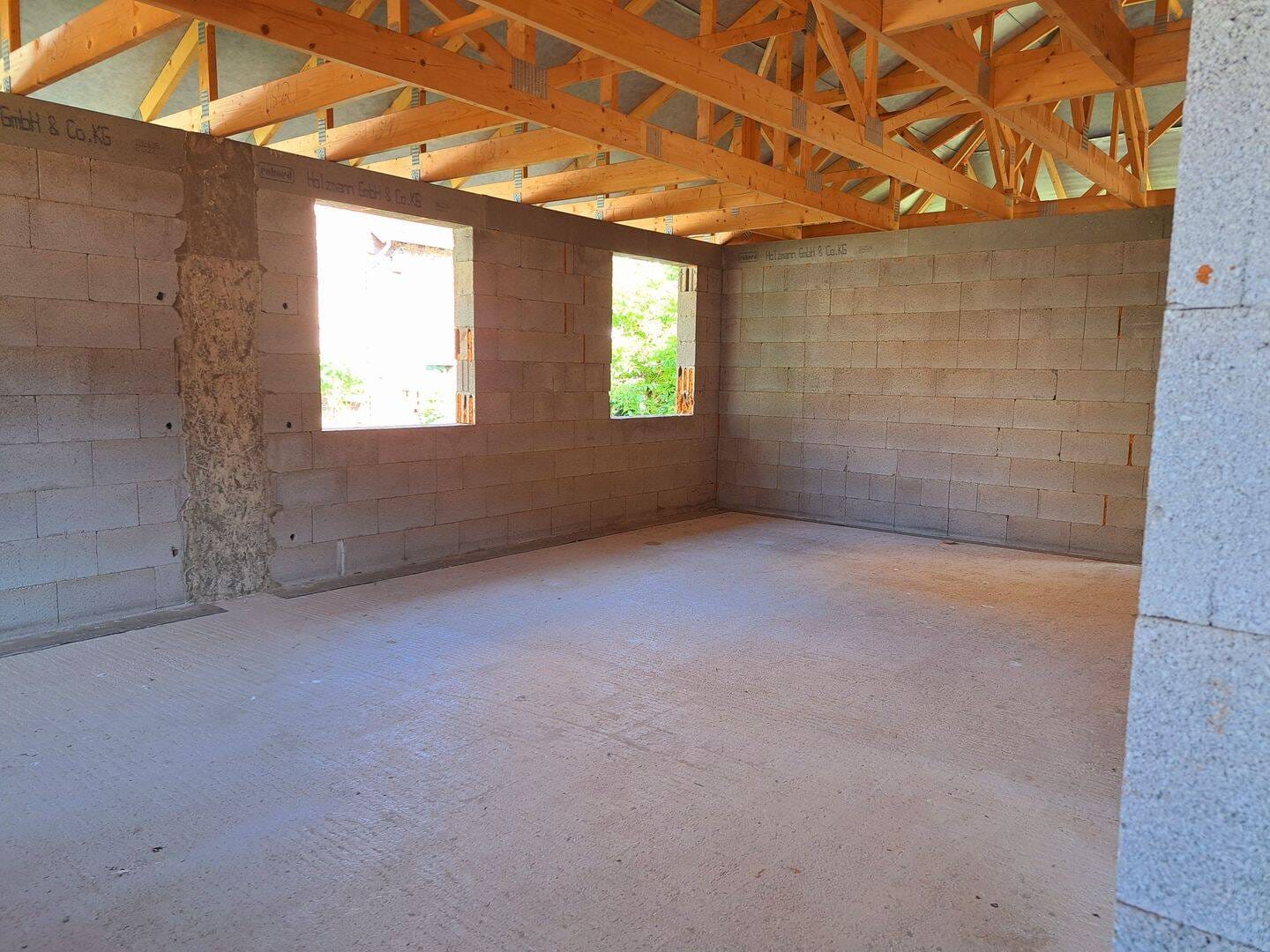 Immobilie in Wadern - Bungalow (Rohbau) mit Dach und Garage auf 8 ar Grundstück in Wadern-Büschfeld - ideal für Handwerker! - Bild 1