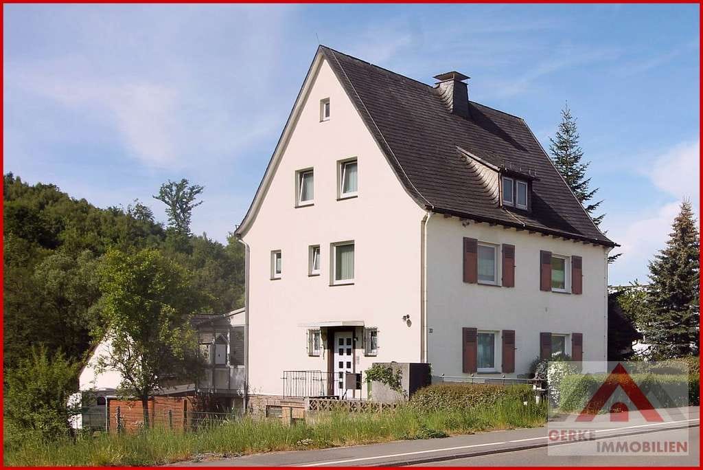 Immobilie in Bestwig - Zweifamilienhaus  auf großem Grundstück - Bild 1