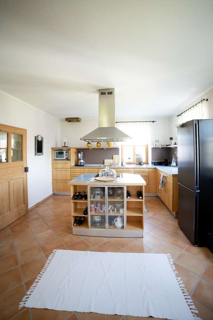 Immobilie in Edling - Charmante Maisonette-Wohnung mit „Haus-im-Haus“-Charakter, Sichtdachstuhl & Garten - Bild 1