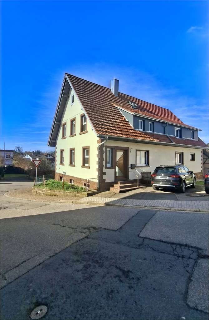 Immobilie in Fahrenbach - Einziehen und Wohlfühlen! Gemütliche Doppelhaushälfte mit Grundstück  u. Stellplätzen in guter Lage - Bild 2