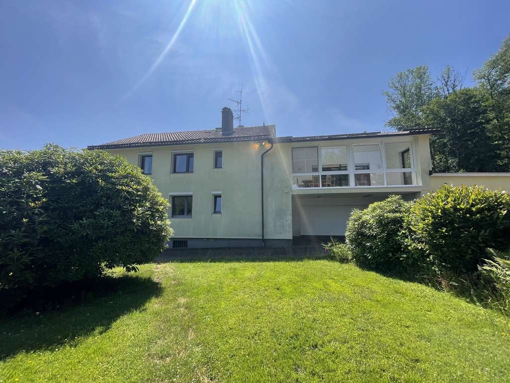 Immobilie in Grebenhain - Einfamilienhaus mit Gewerbeeinheit und Garagen in beliebter Lage von Hochwaldhausen! - Bild 0