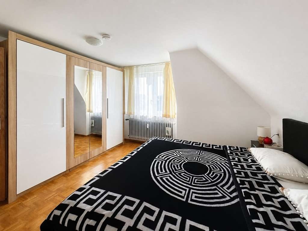 Immobilie in Friedrichshafen - Hübsche 3 Zimmer- Dachgeschosswohnung in bevorzugter Wohnlage von Friedrichshafen - Bild 2
