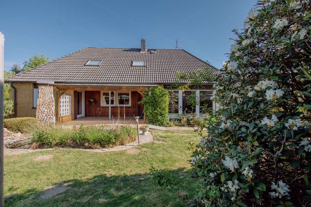 Immobilie in Bad Bramstedt - Großzügiges Familienhaus in Sackgassenlage mit vielen Nutzungsmöglichkeiten (provisionsfrei). - Bild 1