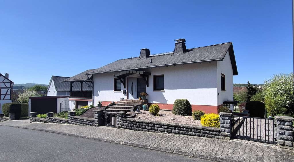 Immobilie in Löhnberg - Einfamilienhaus (mit Option Einliegerwohnung) in idyllischer Lage - Bild 0