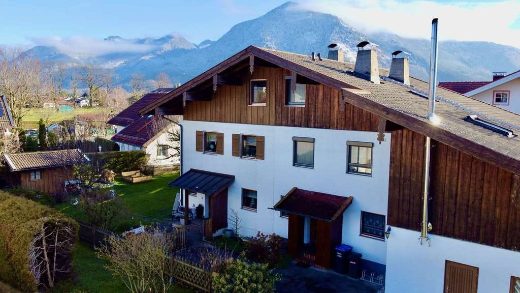 Immobilie in Grassau - Großzügige DHH mit Bergblick, großem Garten & Wärmepumpe – ruhige Toplage in Grassau - Bild 0