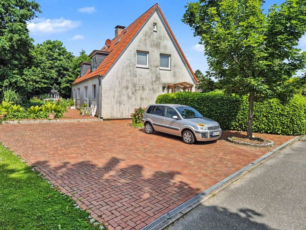 Immobilie in Sterup - Vielseitiges Wohnhaus mit drei Wohnungen, Fernwärme und idyllischem Teichgarten in Sterup - Bild 1