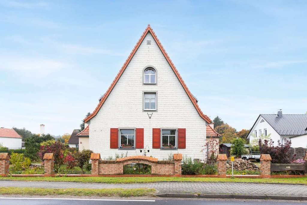 Immobilie in Altlandsberg - Mit Keller, zwei Einbauküchen, Kamin, großem Nebengebäude u.v.m.: Ein-/Zweifamilienhaus in Gielsdorf - Bild 3