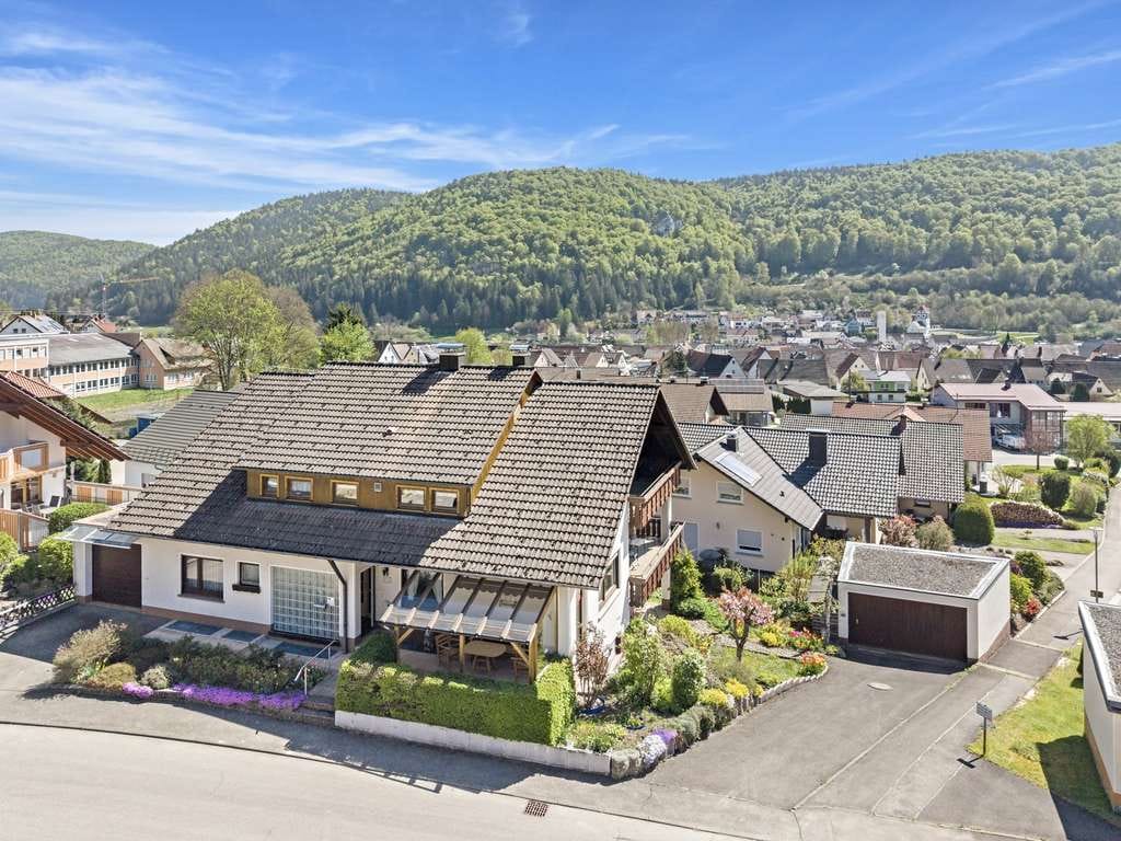 Immobilie in Nusplingen - Großzügiges Zweifamilienhaus mit  schönem Garten und zwei Garagen - Bild 2