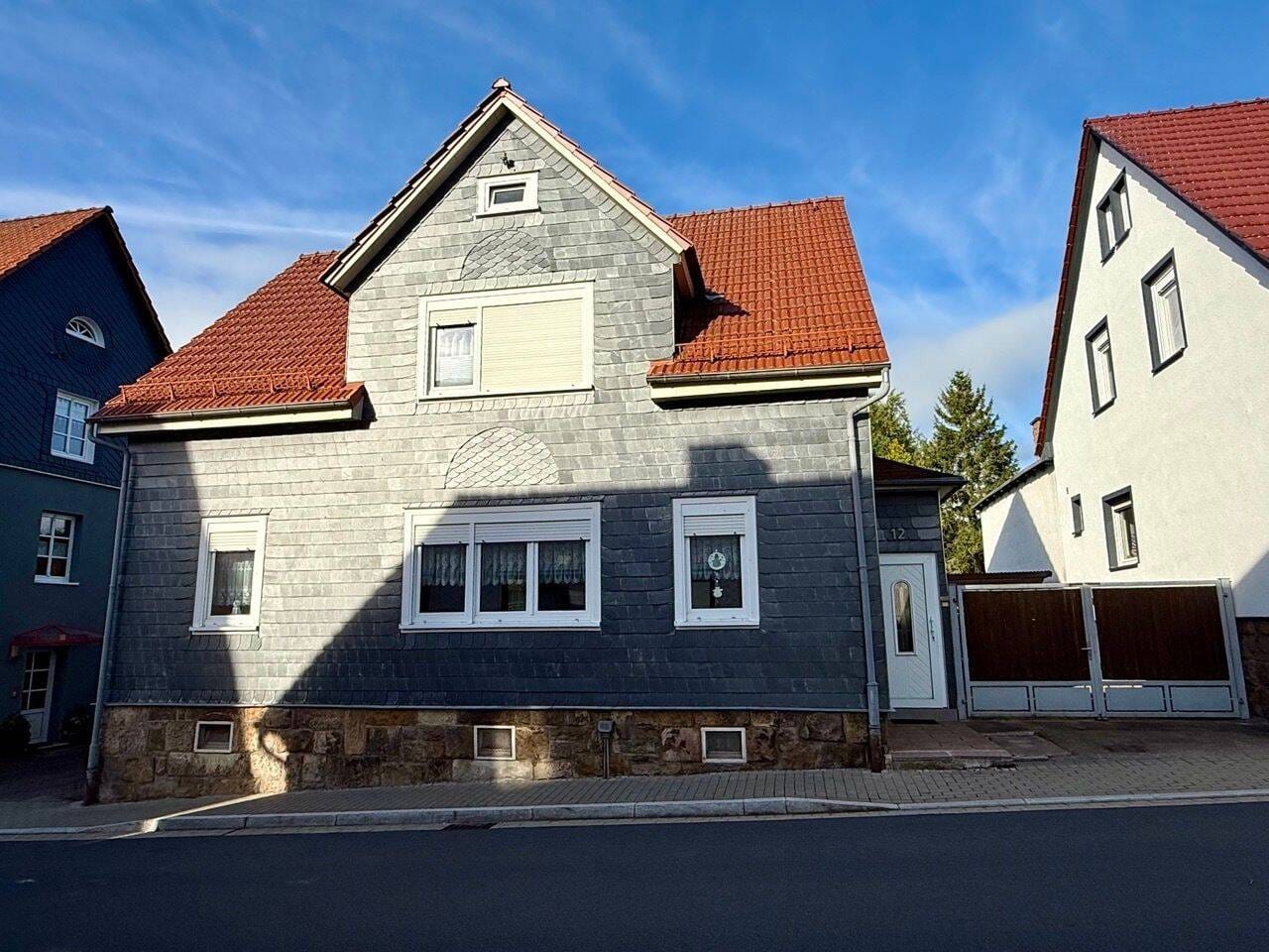 Immobilie in Geratal - freistehendes Zweifamilienhaus m. Garten u. Nebengebäude - Bild 1