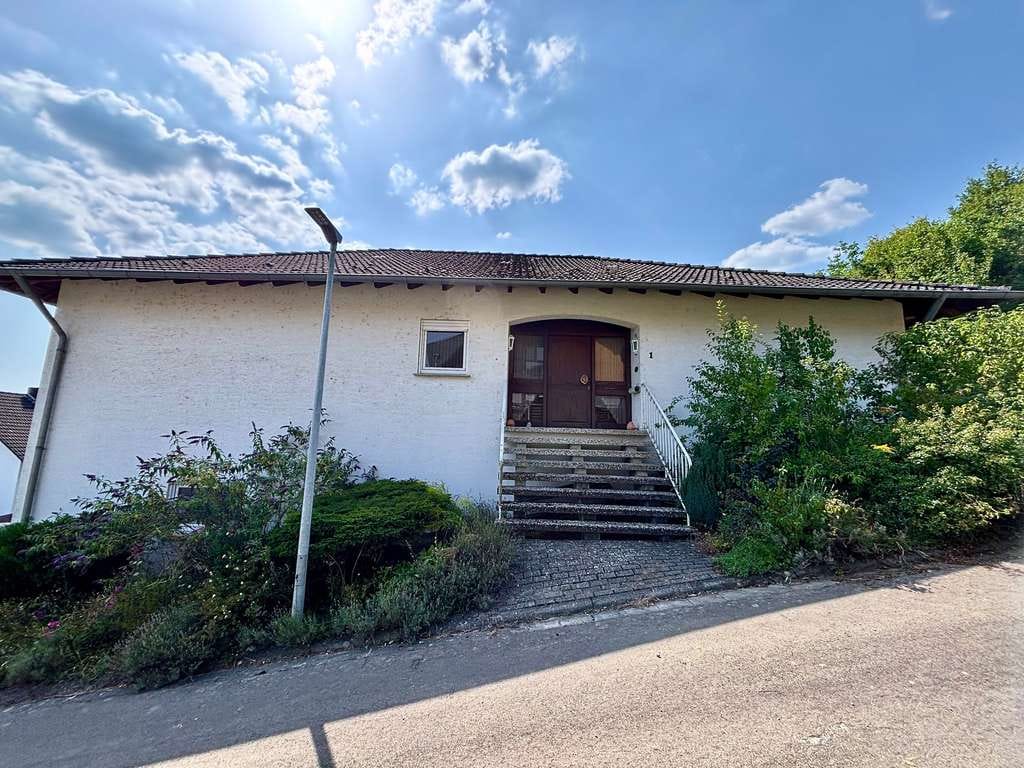 Immobilie in Raumbach - Einfamilienhaus unterhalb der Weinberge in ruhiger Lage mit unverbautem Blick - Bild 1