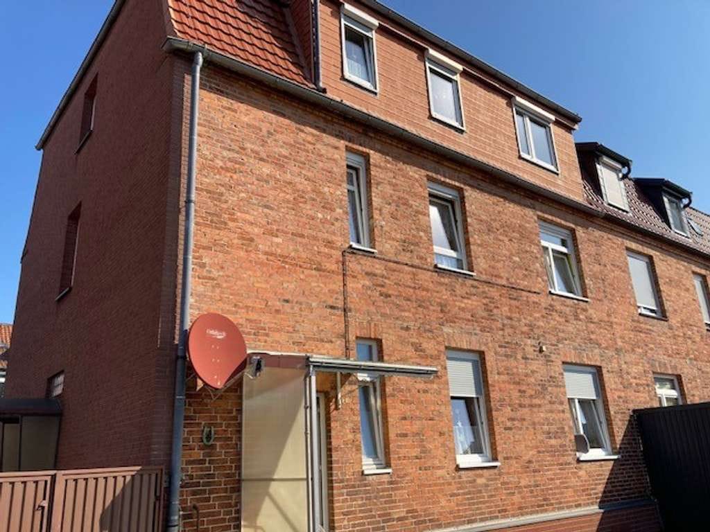 Immobilie in Hagenow - Unterkellerte Dreifamilienhaushälfte mit schönem Garten, 3 Garagen und 2 Stellplätz - Bild 1