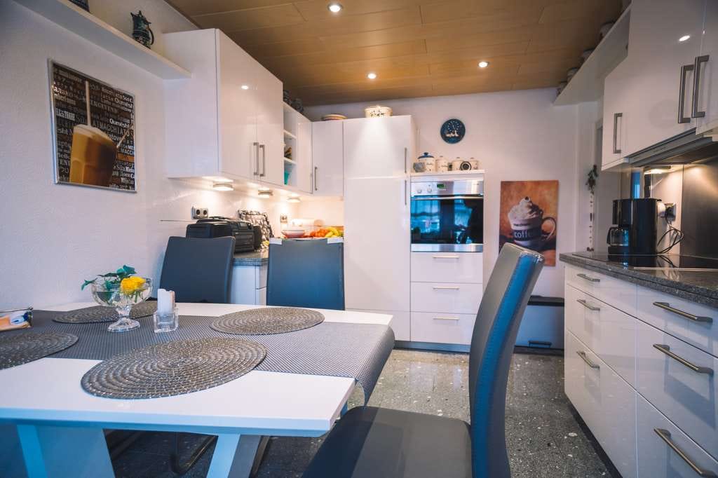 Immobilie in Plankstadt - Top 3-Zimmer ETW mit Balkon, Garage geräumiger Werkstatt und Gartenanteil - Bild 0