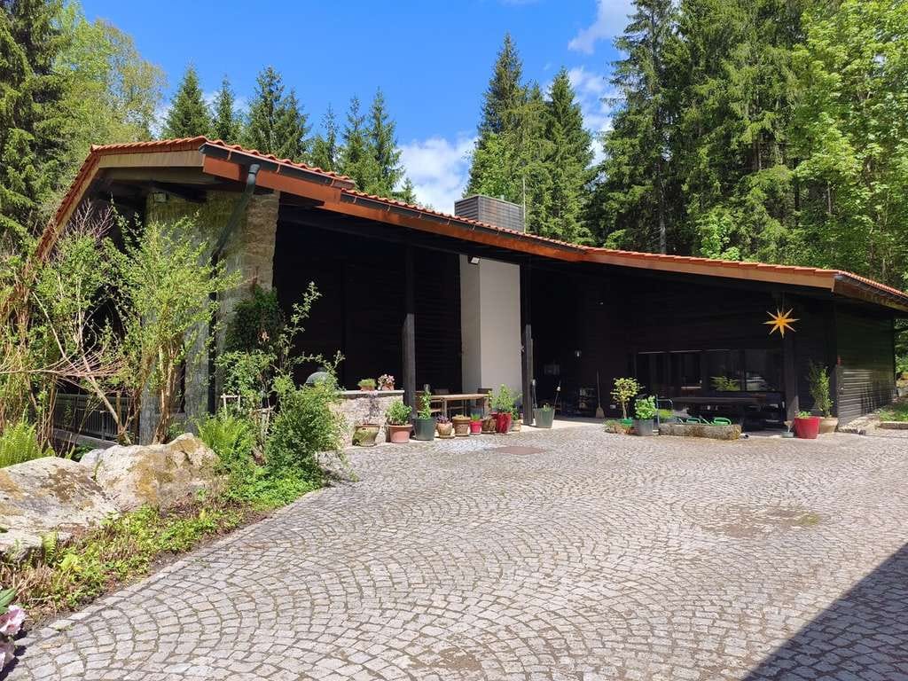 Immobilie in Innernzell - Traumhafte Alleinlage: Modernisierter Landsitz m. separatem Gästehaus m. 4.500 m2 Grund u. Bachlauf - Bild 3