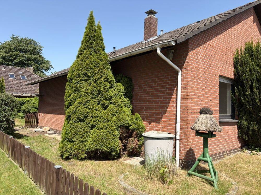 Immobilie in Varel - Wohnen im Bungalowstil! Mit Garage ! Pflegeleicht !  Ebenerdiger Wohnraum im Zentrum von Varel! Angefangene Renovierung/Teilsanierung! - Bild 2