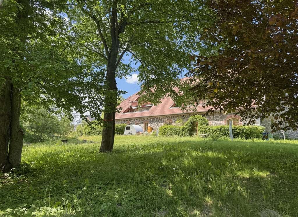 Immobilie in Karlsburg - Naturnah wohnen mit Stil – großzügige Wohnung in kernsaniertem Feldsteinhaus - Bild 2