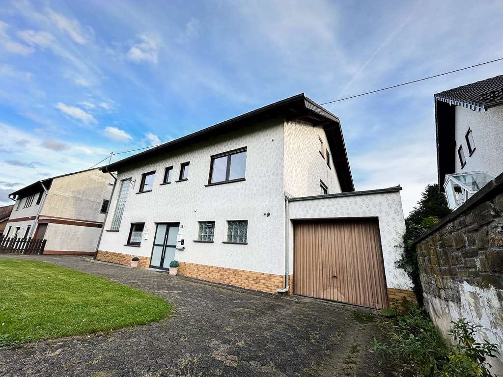 Immobilie in Schalkenbach - Solide Kapitalanlage mit Weitblick! Zweifamilienwohnhaus vor den Feldern Schalkenbachs!
 - Bild 1