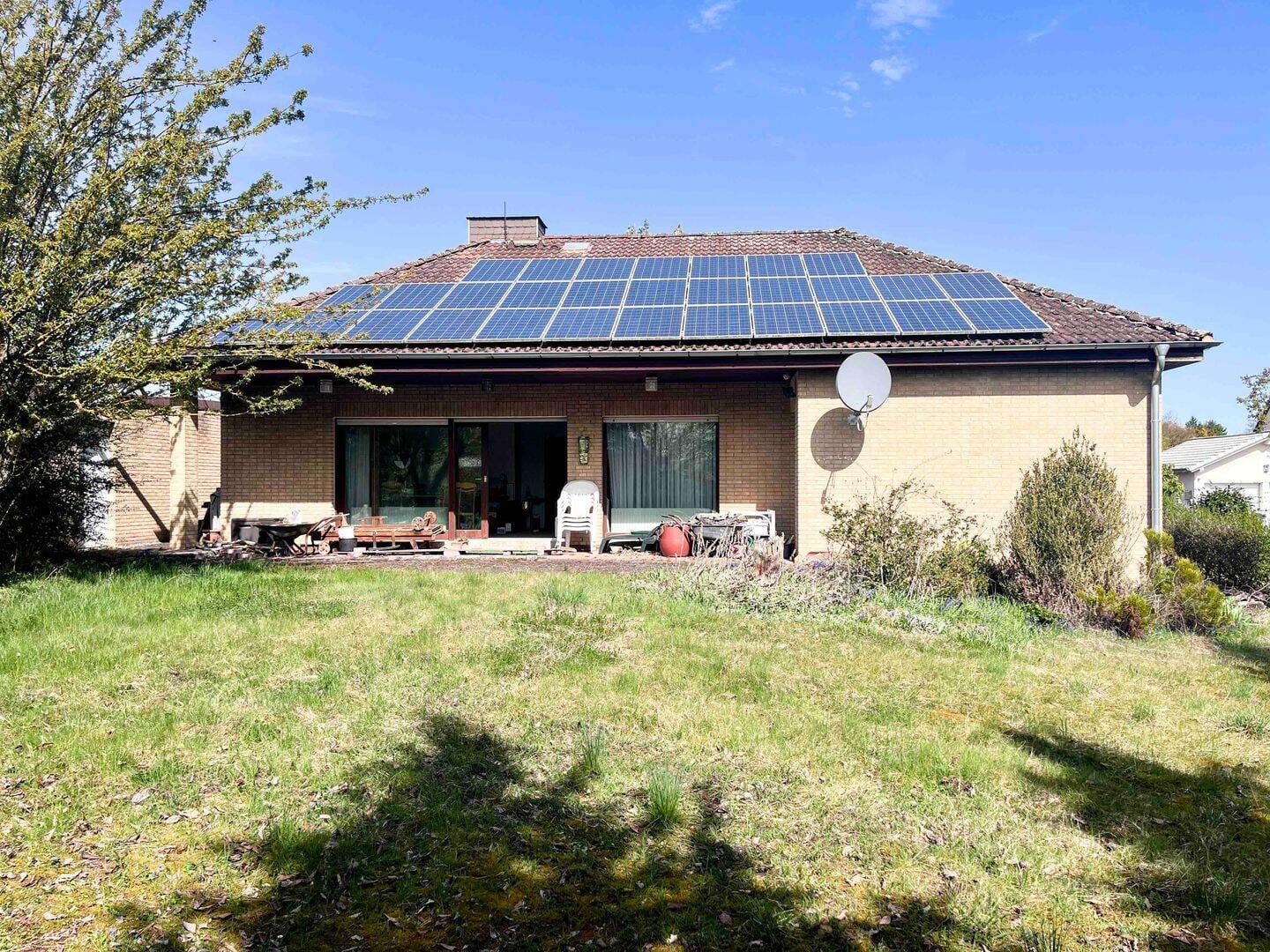 Immobilie in Calden - Massiv gebauter Bungalow mit großem Grundstück in toller Lage von Calden-Westuffeln - Bild 1