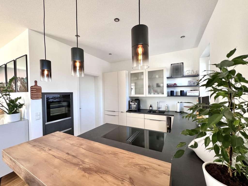 Immobilie in Kirchdorf an der Iller - Moderne und zentrale Wohnung mit Einbauküche, 2 Balkonen und 2 TG‑Stellplätzen - Bild 3