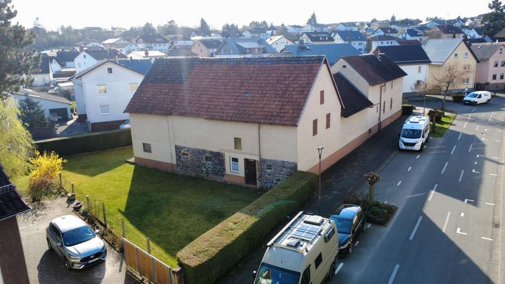 Immobilie in Fernwald - Einfamilienhaus mit großzügigem Grundstück, Hof und Scheune in Fernwald-Steinbach - Bild 2