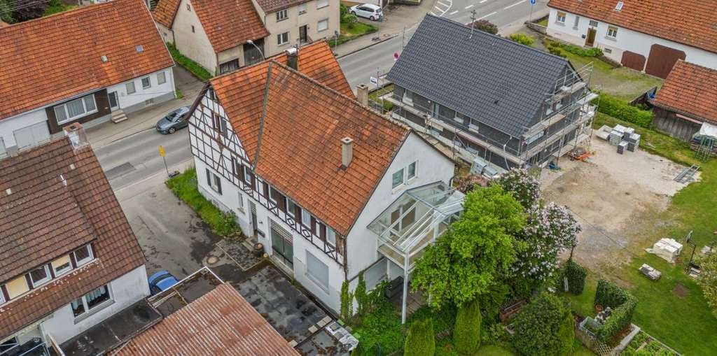 Immobilie in Albstadt - Großzügiges Wohnhaus mit integriertem Lager-/Gewerbebereich in Albstadt-Margrethausen! - Bild 1