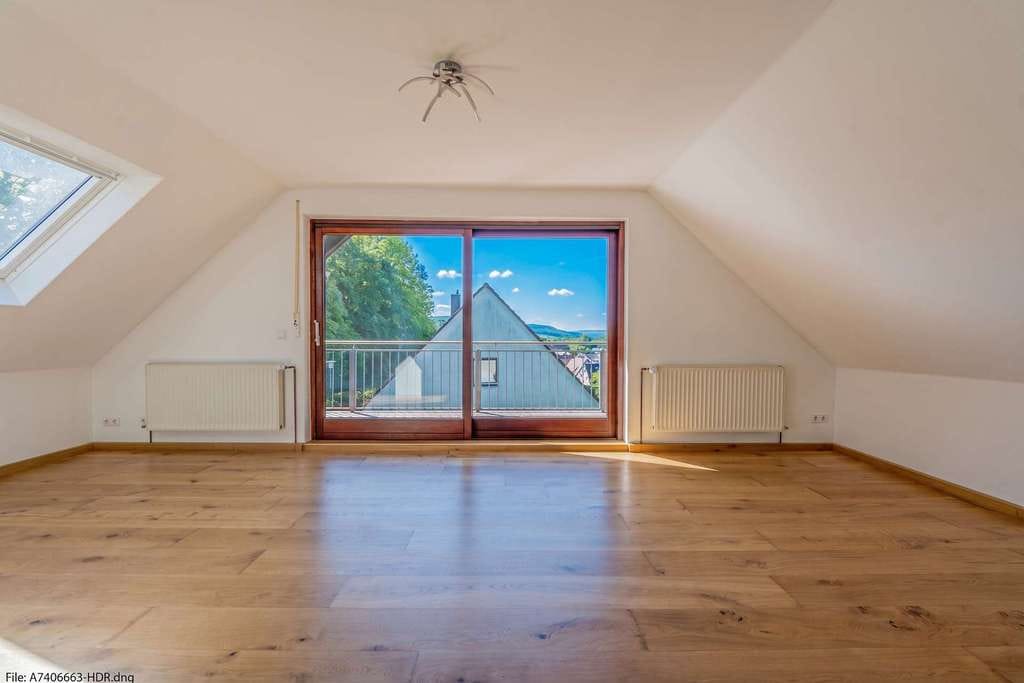 Immobilie in Simmelsdorf - Raum für die ganze Familie: Helles Einfamilienhaus mit sonnigem Garten und Kachelofen in Hüttenbach - Bild 2
