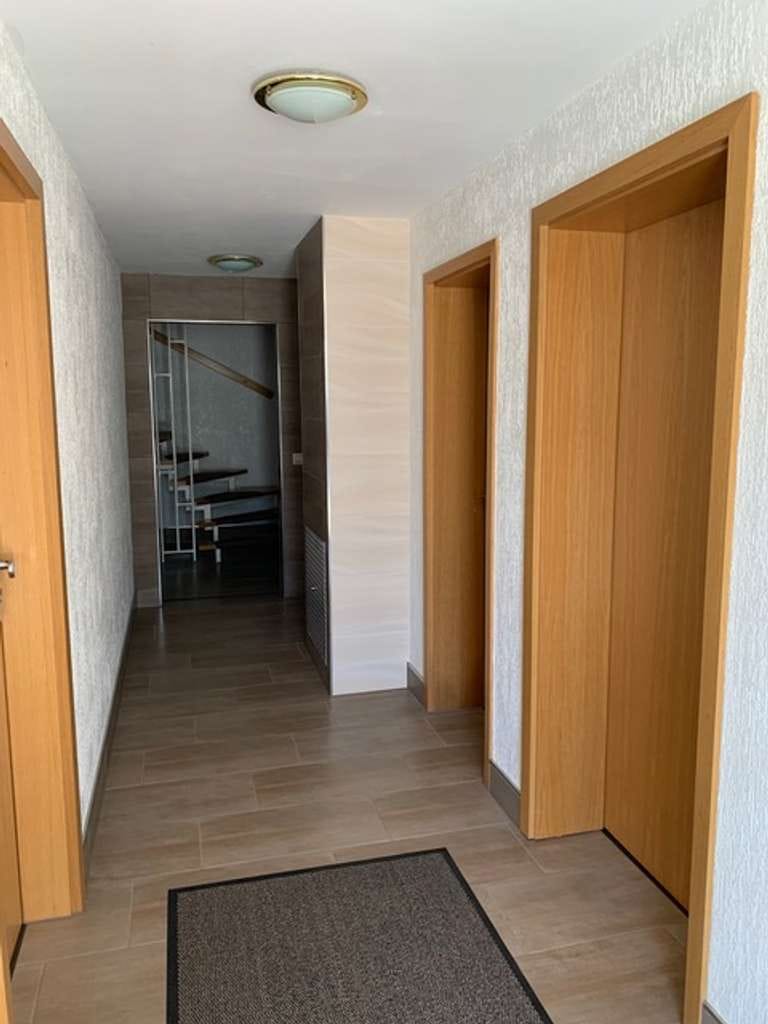 Immobilie in Königsbach-Stein - Lichtdurchflutete 5 Zimmerwohnung in ruhiger Randlage mit  Gartenanteil und Extrazimmer im UG - Bild 3
