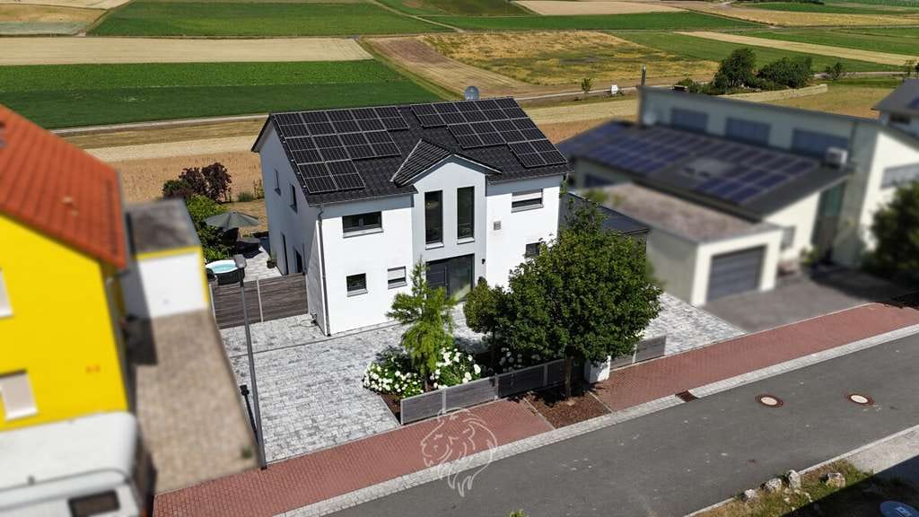 Immobilie in Rimpar - Modern. Effizient. Bezugsfrei: Neuwertiges Einfamilienhaus mit unverbaubarem Weitblick - Bild 0