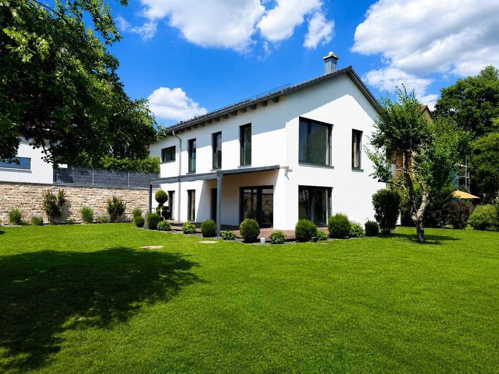 Immobilie in Tegernheim - Licht, Weite und Privatsphäre – moderne Villa in Premiumlage von Tegernheim - Bild 0