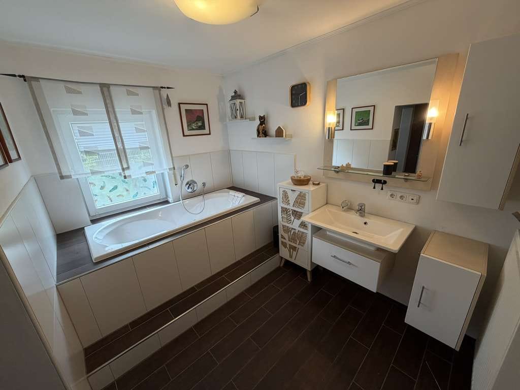 Immobilie in Wackersdorf - Wackersdorf / Meldau – Großzügiges Ein-/Zweifamilienhaus mit Einliegerwohnung und PV-Anlage - Bild 2