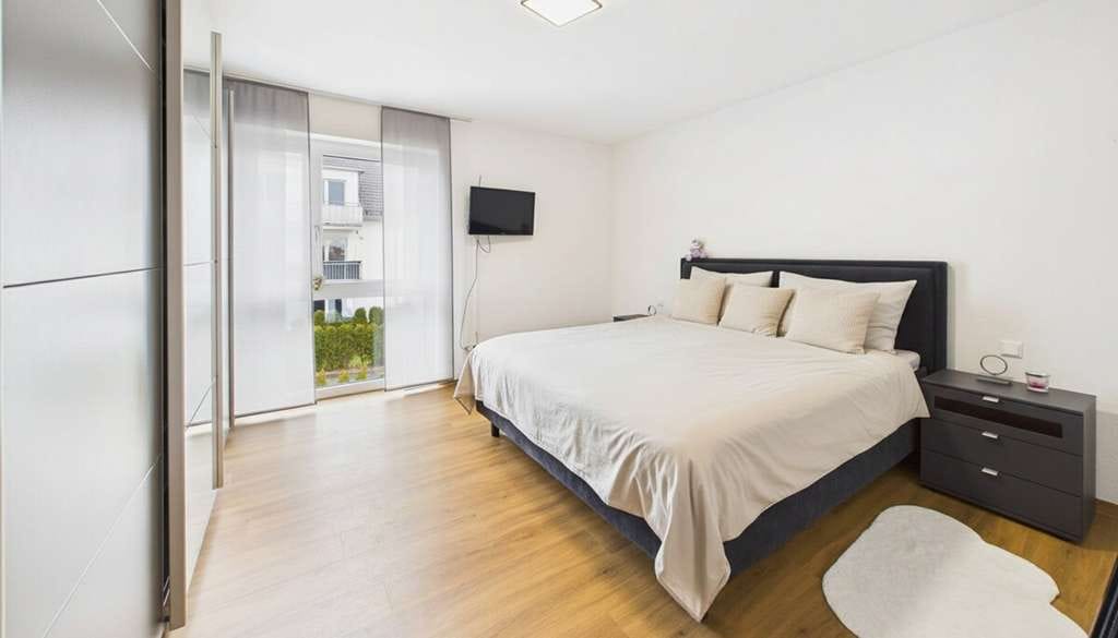 Immobilie in Langenenslingen - moderne barrierefreie A+ Wohnung - ruhige Lage mit großem Balkon, EBK & große Garage - Bild 2