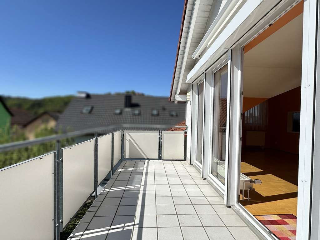 Immobilie in Igersheim - Tolle 4-Zimmer-Dachgeschosswohnung mit Blick auf Burg Neuhaus +++ sofort verfügbar - Bild 4