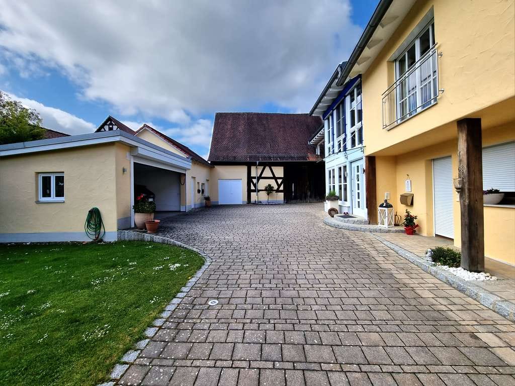 Immobilie in Strullendorf - Gepflegtes 2-Fam.-Haus mit Nebengebäuden - Bild 1