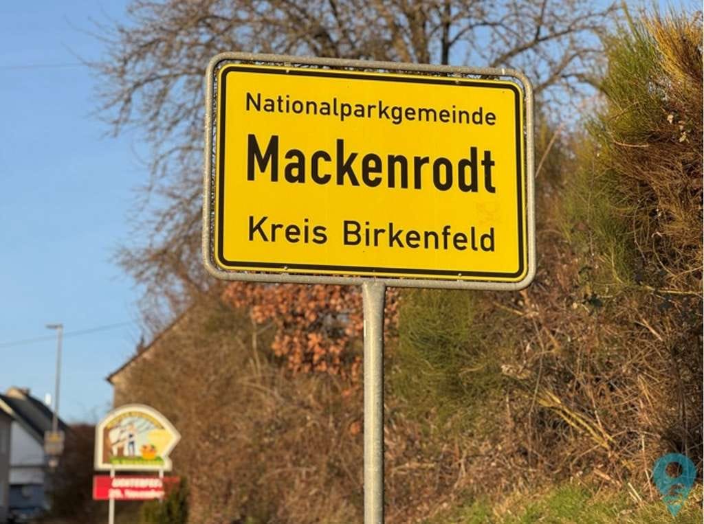 Immobilie in Mackenrodt - Mod. Zweifamilienhaus mit gr. Garten-Ant., Garagen, Anbau als Lager m. Ausbaupotenzial - Bild 1