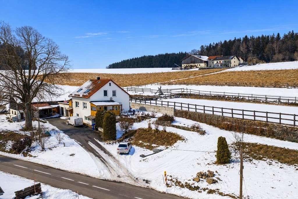 Immobilie in Michelsneukirchen - Ländliches Anwesen mit weitläufigem Grundstück und Reit-/Bewegungsplatz - Bild 3