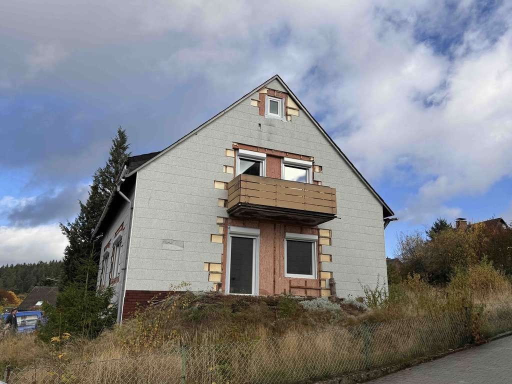 Immobilie in Kirchenlamitz - Sauber entkerntes Einfamilienhaus - bereit für den Ausbau - Bild 1