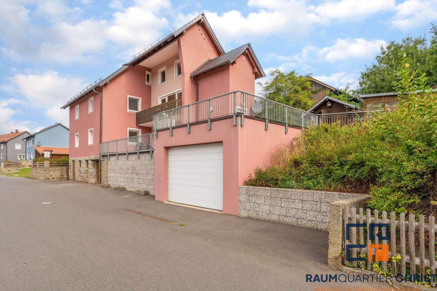 Immobilie in Plößberg - Behinderten und Rollstuhlgerechtes Mehrfamilienhaus mit Aufzug, Sonnenterrasse und großen Garten - Bild 1