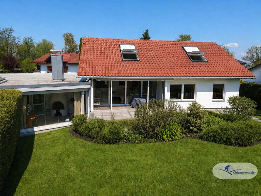 Immobilie in Bernau am Chiemsee - Einfamilienhaus mit Wohlfühlfaktor – Studio, Sauna und sonniges Grundstück in Bestlage - Bild 0