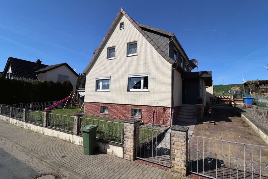 Immobilie in Bockenem - Feldrandlage! Teil-Kernsaniertes Einfamilienhaus (2021) mit Wärmepumpe - Bild 0